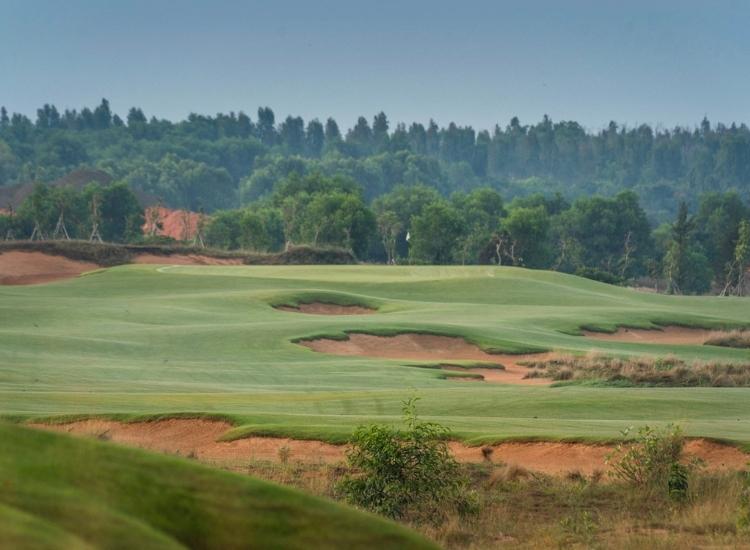 Sân Golf tiêu chuẩn quốc tế bao gồm: hố, tee, fairway, green, rough, bunkers